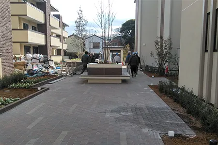 アパートの一角を補正している画像